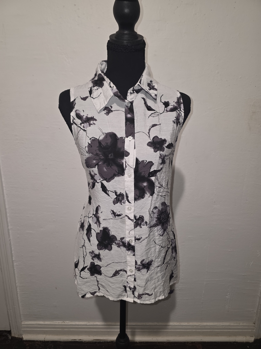 Milano White Sleeveless Button-Down Floral Shirt